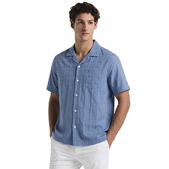 Camisa de cuello camp manga corta celeste